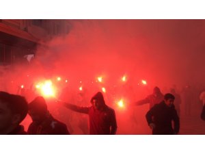 Galatasaraylılar, meşalelerle Dolmabahçe’ye gidiyor