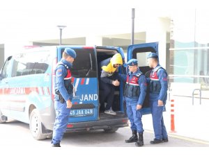 Hırsızlar çaldıkları rögar kapaklarını satmak isterken yakalandı