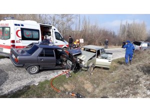 Kütahya’da 2 otomobil çarpıştı: 1 ölü, 5 yaralı