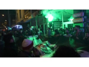 Beşiktaş taraftarları soğuk havada sokağa döküldü