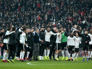 Beşiktaş, derbi galibiyetiyle lige tutundu