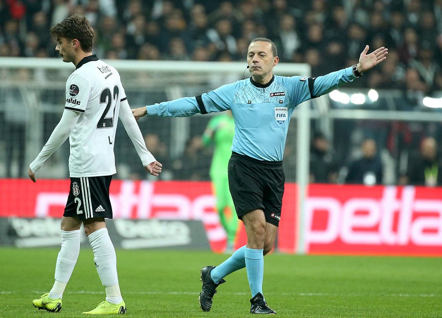 Galatasaray taraftarından TFF ve Cüneyt Çakır’a tepki