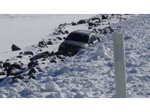 Kars’ta buz tutan yolda kayan otomobil şarampole düştü
