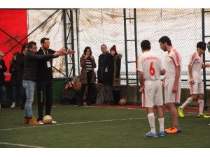 Gözlerini bağlayıp görme engellilerle maç yaptılar