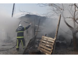 Yanan kamyonet demir yığınına döndü