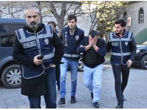 Boşanmak üzere olduğu eşini öldüren zanlı adliyeye sevk edildi