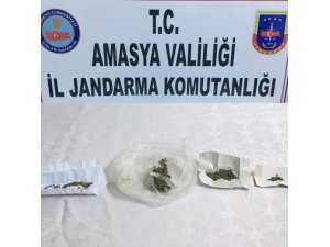 Uyuşturucuyu yere atarken yakalattı