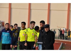 Kırımızı kart gören oyuncunun su fırlattığı hakem maçı tatil etti