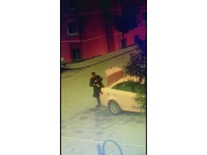 Karısını 25 yerinden bıçaklayıp öldüren koca giysilerini değiştirirken kameraya yakalandı