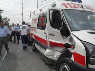 Hastaya giden ambulansa tren çarptı