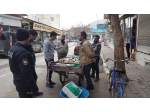 Seyyar tezgahındaki kaçak avlanmış balıklara el konuldu