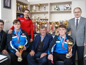 Şampiyon halterciler altınla ödüllendirildi