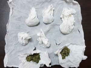 Eroini suflenin içine gizlemişler