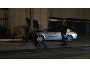 Otomobil elektrik direğine çarptı : 1 yaralı