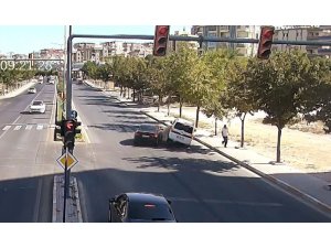 Otomobillerin çarpıştığı kaza kamerada