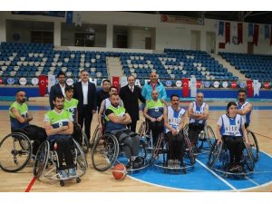 Vali Akbıyık, engellilerin basketbol maçını izledi
