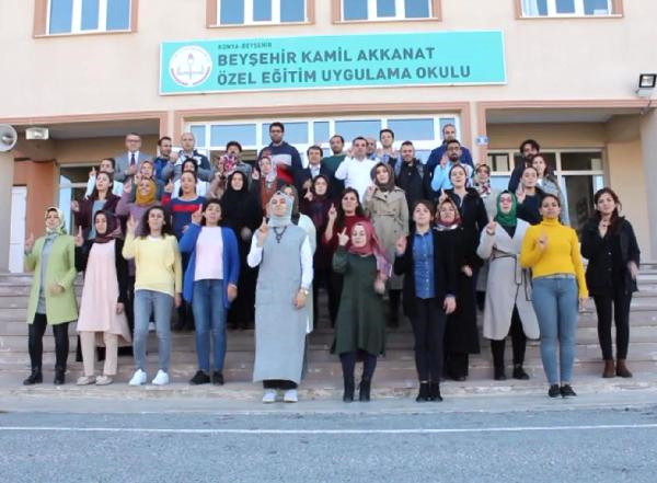 İşaret Diliyle 'Hayat Sevince Güzel' Klibi