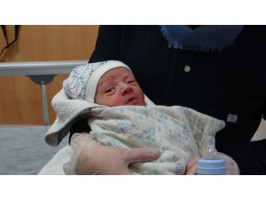 Yeni doğmuş bebek yol kenarında bulundu