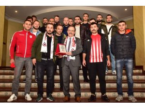 Samsunspor taraftarından Zihni Şahin’e plaket