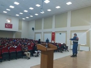 Jandarmadan öğrencilere trafik semineri