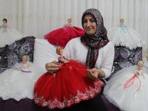 Atık malzemeden yaptığı bebeklerle çocukları sevindiriyor