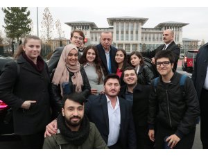 Erdoğan, çaya davet ettiği öğrencileri Külliye'de ağırladı