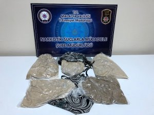 Kadının vücuduna sardığı 4 kilo eroin ele geçirildi