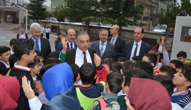 Vali Toprak Karatay Hürriyet Ortaokulunu ziyaret etti