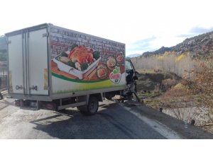 Kamyonet köprünün korkuluklarına çarptı