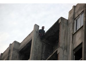 Adliye karşısında 8. katta intihar girişimi