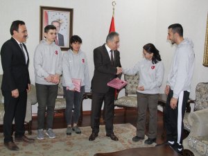 Badmintonculardan Vali Toprak’a ziyaret