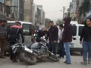 Ticari araç yunus ekibine çarptı: 2 polis yaralandı