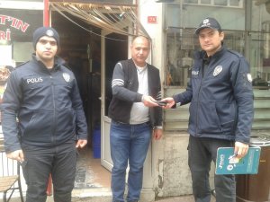 Bulduğu para dolu cüzdanı polise teslim etti