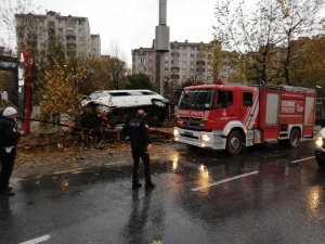 Esenyurt’ta servis minibüsü ağaca çarpıp, devrildi: 14 yaralı