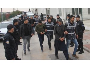Dolandırıcıyı yakalayan polise saldıran 16 kişi adliyeye sevk edildi
