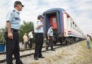 Tren otomobile çarptı