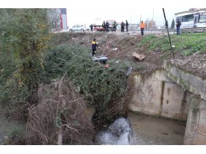 Yoldan çıkan otomobil ırmağa uçmaktan çalılıklar kurtardı
