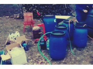 Mahalle muhtarının evinde 900 litre şarap ele geçirildi