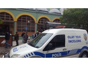 Camiye giren hırsızlar kamera kayıt cihazını çaldılar
