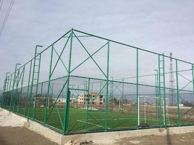 15 mahalleye halı saha