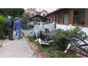 Takla atan otomobil evin bahçesine girdi