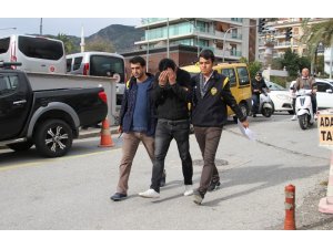 Kendisini ’emniyet müdürü’ diye tanıtıp dolandıracaktı