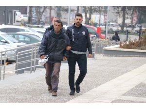 Marketin camını kırarak içeri giren hırsız suçüstü yakalandı