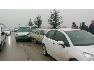 6 araç köprü üzerinde birbirine girdi
