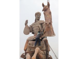 Dev Köroğlu heykelinin montajına başlandı