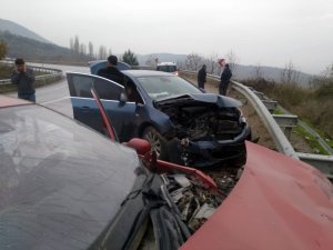 Sakarya’da otomobiller kafa kafaya çarpıştı: 4 yaralı