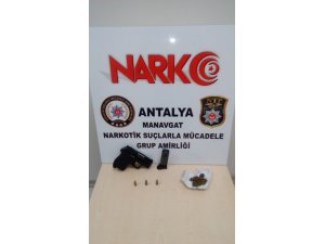 Polis uyuşturucu ve ruhsatsız silah ele geçirdi
