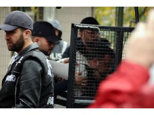 Beşiktaş’ta arkadaşlarına kurşun yağdırarak 1 kişiyi öldüren şüpheli adliyeye sevk edildi