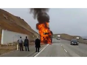 Seyir halinde ateş topuna dönen nişasta yüklü tır küle döndü