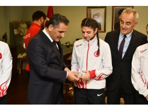 Vali Kaymak’tan şampiyon sporculara altın